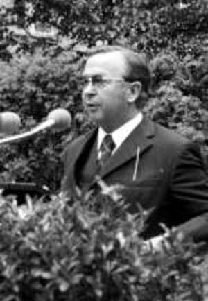Karl Wilhelm Berkhan am 20.07.1974 anlässlich seiner Rede zum 30. Jahrestag des 20. Juli 1944 im Ehrenhof der der Gedenk- und Bildungsstätte Stauffenbergstraße Quelle: GDW Karl Wilhelm Berkhan