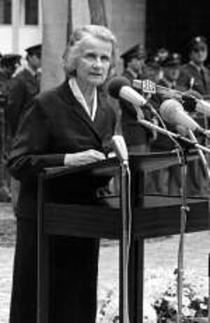 Emmi Bonhoeffer am 20.07.1981 anlässlich ihrer Rede zum 37. Jahrestag des 20. Juli 1944 im Ehrenhof Ehrenhof der Gedenk- und Bildungsstätte Stauffenbergstraße Quelle: Landesarchiv Berlin/Ludwig Ehlers Emmi Bonhoeffer