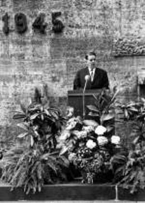 Carl-Heinz Evers anlässlich seiner Ansprache am 6. Juli 1966 bei der Feierstunde von Berliner Oberschülern in der Gedenkstätte Plötzensee, Berlin Quelle: Landesarchiv Berlin/Hans Seiler Carl-Heinz Evers