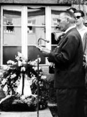 Joan Gérard am 20.07.1964 anlässlich seiner Rede zum 20. Jahrestag des 20. Juli 1944 im Ehrenhof des Bendlerblocks in der Stauffenbergstraße Landesarchiv Berlin/Ludwig Ehlers Joan Gérard