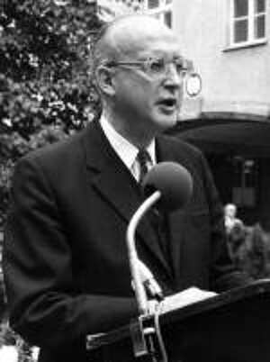 Ludwig Freiherr von Hammerstein am 20.07. 1973 anlässlich seiner Rede zum 29. Jahrestag des 20. Juli 1944 im Ehrenhof der Gedenk- und Bildungsstätte Stauffenbergstraße GDW Ludwig Freiherr von Hammerstein