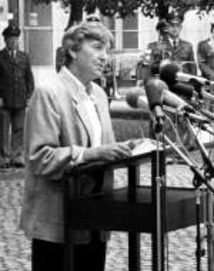 Dr. Marianne Meyer-Krahmer am 20.07.1988 anlässlich ihrer Rede zum 44. Jahrestag des 20. Juli 1944 im Ehrenhof der Gedenkstätte Deutscher Widerstand in der Stauffenbergstraße Landesarchiv Berlin/Ludwig Ehlers Dr. Marianne Meyer-Krahmer