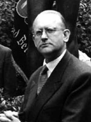 Fabian von Schlabrendorff am 20.07.1957 anlässlich seiner Rede zum 13. Jahrestag des 20. Juli 1944 im Ehrenhof des Bendlerblocks in der Stauffenbergstraße Landesarchiv Berlin/Gert Schütz Dr. Fabian von Schlabrendorff