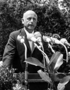 Henning Wilcke am 20. Juli 1966 anlässlich seiner Ansprache im Ehrenhof des Bendlerblocks in der Stauffenbergstraße, Berlin Quelle: Landesarchiv Berlin/Karl-Heinz Schubert Generalmajor Henning Wilcke