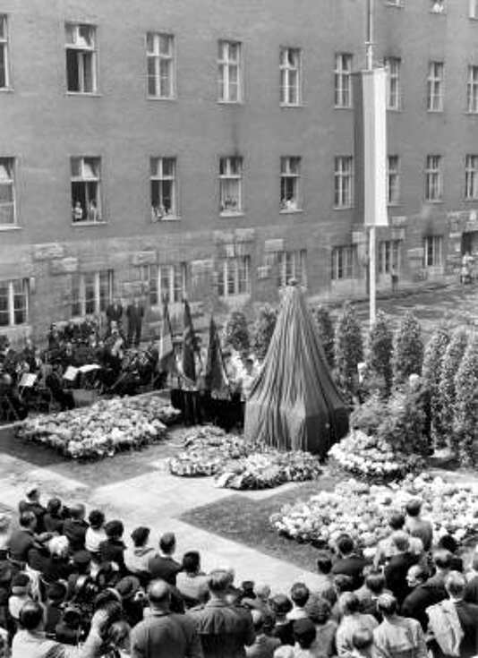 Gedenkfeier, Ehrenhof des Bendlerblocks in der Bendlerstraße, Berlin, 19.07.1953