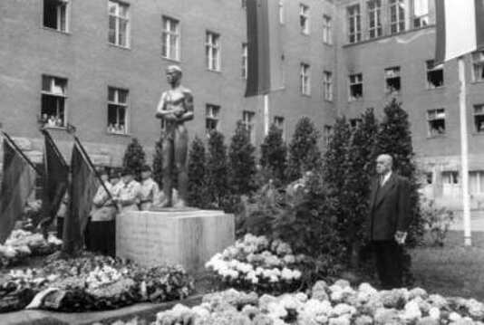 Gedenkfeier, Ehrenhof des Bendlerblocks in der Bendlerstraße, Berlin, 19.07.1953