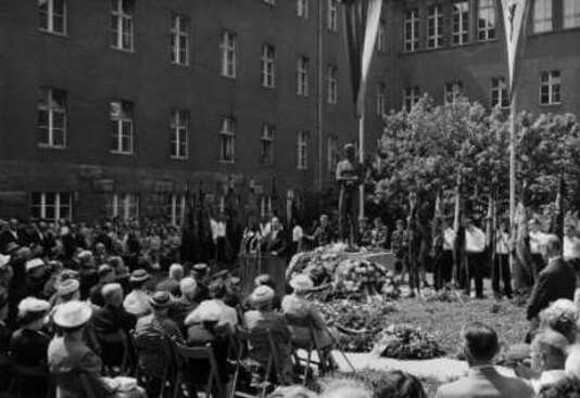 Gedenkfeier, Ehrenhof des Bendlerblocks in der Stauffenbergstraße, Berlin, 20.07.1958