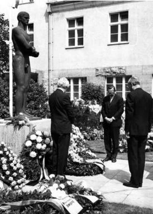 Gedenkfeier, Ehrenhof der Gedenk- und Bildungsstätte Stauffenbergstraße, Berlin, 20.07.1973
