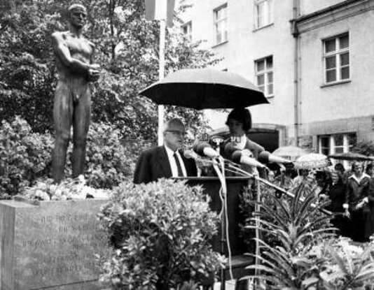 Gedenkfeier, Ehrenhof der Gedenk- und Bildungsstätte Stauffenbergstraße, Berlin, 20.07.1974