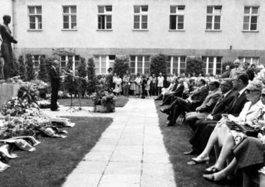 Gedenkfeier, Ehrenhof der Gedenk- und Bildungsstätte Stauffenbergstraße, Berlin, 20.07.1976