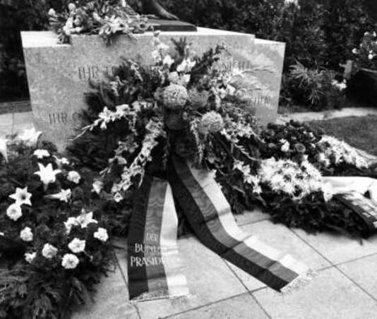 Gedenkfeier, Ehrenhof der Gedenk- und Bildungsstätte Stauffenbergstraße, Berlin, 20.07.1976