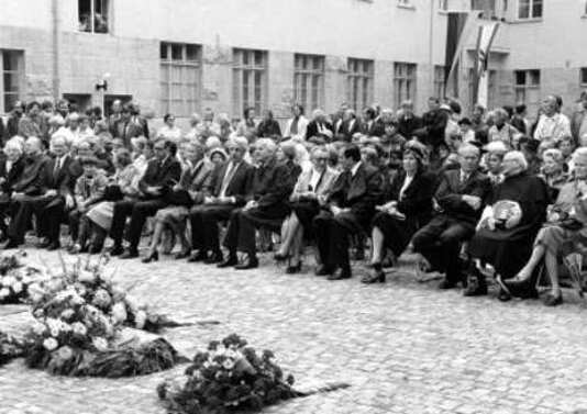 Gedenkfeier, Ehrenhof der Gedenk- und Bildungsstätte Stauffenbergstraße, Berlin, 20.07.1981