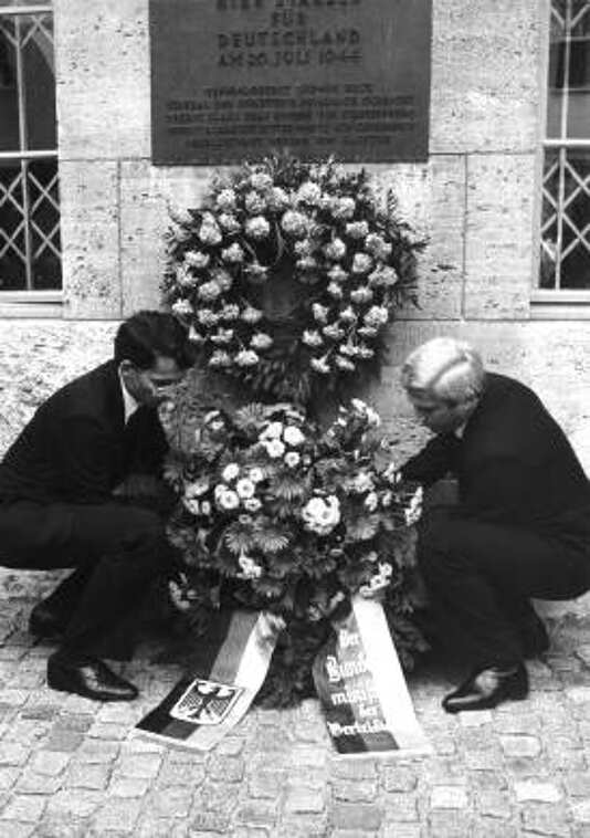Gedenkfeier, Ehrenhof der Gedenk- und Bildungsstätte Stauffenbergstraße, Berlin, 20.07.1982