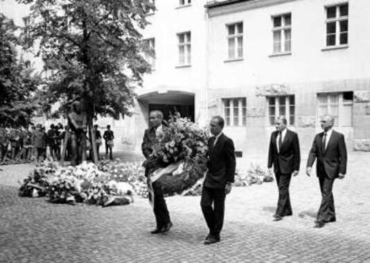 Gedenkfeier, Ehrenhof der Gedenkstätte Deutscher Widerstand in der Stauffenbergstraße, Berlin, 20.07.1985