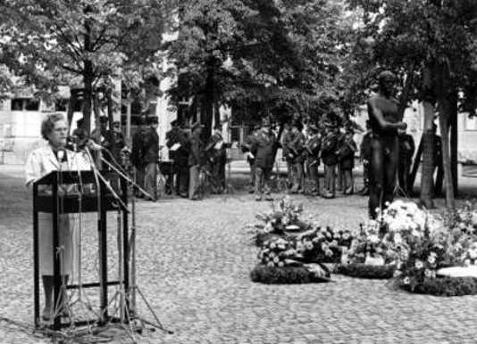 Gedenkfeier, Ehrenhof der Gedenkstätte Deutscher Widerstand in der Stauffenbergstraße, Berlin, 20.07.1986