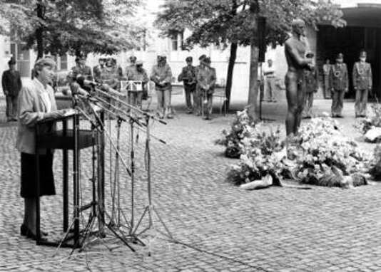 Gedenkfeier, Ehrenhof der Gedenkstätte Deutscher Widerstand in der Stauffenbergstraße, Berlin, 20.07.1988