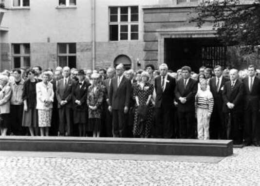 Gedenkfeier, Ehrenhof der Gedenkstätte Deutscher Widerstand in der Stauffenbergstraße, Berlin, 20.07.1989
