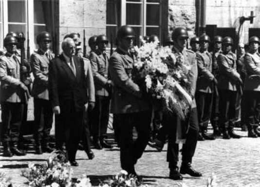 Gedenkfeier, Ehrenhof der Gedenkstätte Deutscher Widerstand in der Stauffenbergstraße, Berlin, 20.07.1994