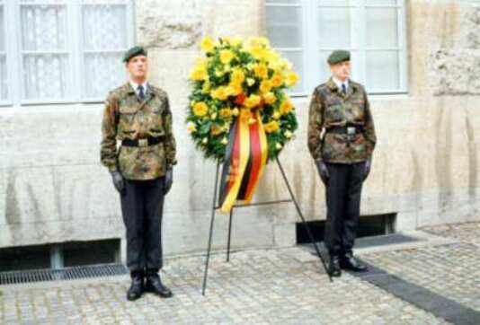 Gedenkfeier, Ehrenhof der Gedenkstätte Deutscher Widerstand in der Stauffenbergstraße, Berlin, 20.07.1999