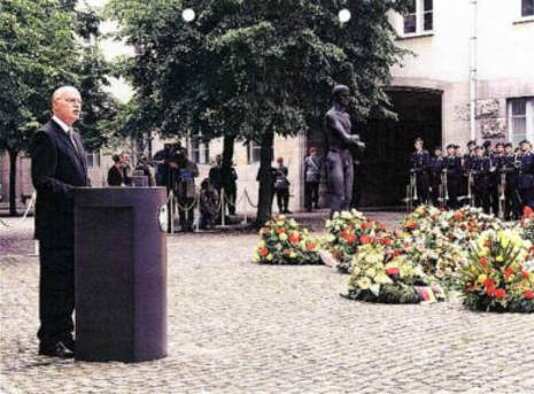 Gedenkfeier, Ehrenhof der Gedenkstätte Deutscher Widerstand in der Stauffenbergstraße, Berlin, 20.07.2002