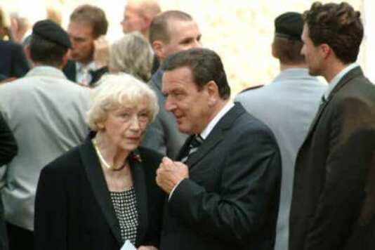 Gedenkfeier, Ehrenhof der Gedenkstätte Deutscher Widerstand in der Stauffenbergstraße, Berlin, 20.07.2004