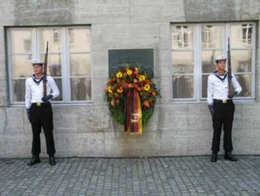 Gedenkfeier, Ehrenhof der Gedenkstätte Deutscher Widerstand in der Stauffenbergstraße, Berlin, 20.07.2006