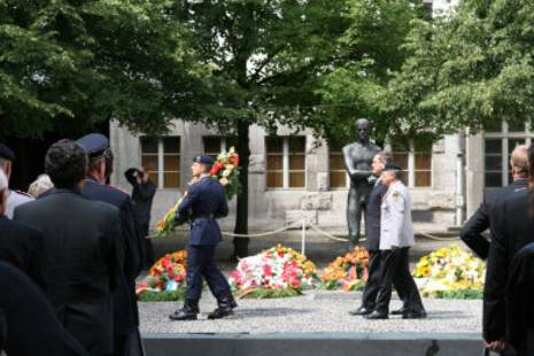 Gedenkfeier, Ehrenhof der Gedenkstätte Deutscher Widerstand in der Stauffenbergstraße, Berlin, 20.07.2009