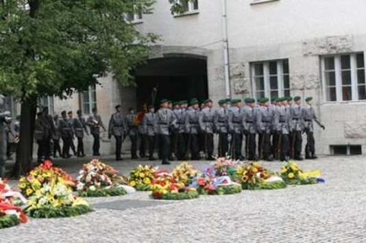 Gedenkfeier, Ehrenhof der Gedenkstätte Deutscher Widerstand in der Stauffenbergstraße, Berlin, 20.07.2011