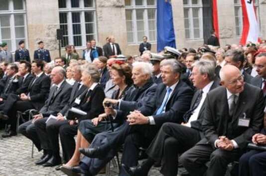 Gedenkfeier, Ehrenhof der Gedenkstätte Deutscher Widerstand in der Stauffenbergstraße, Berlin, 20.07.2011