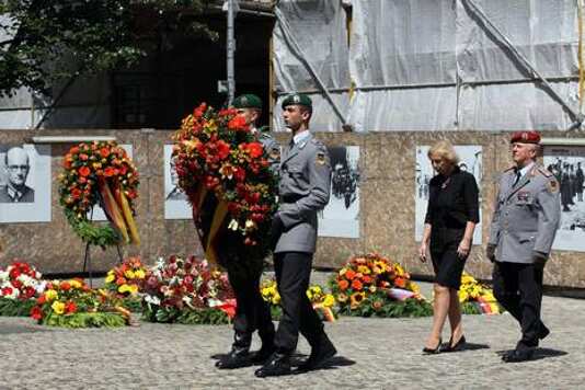 Gedenkfeier, Ehrenhof der Gedenkstätte Deutscher Widerstand in der Stauffenbergstraße, Berlin, 20.07.2013