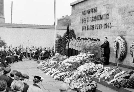 Willy Brandt in der Gedenkstätte Plötzensee, 1955