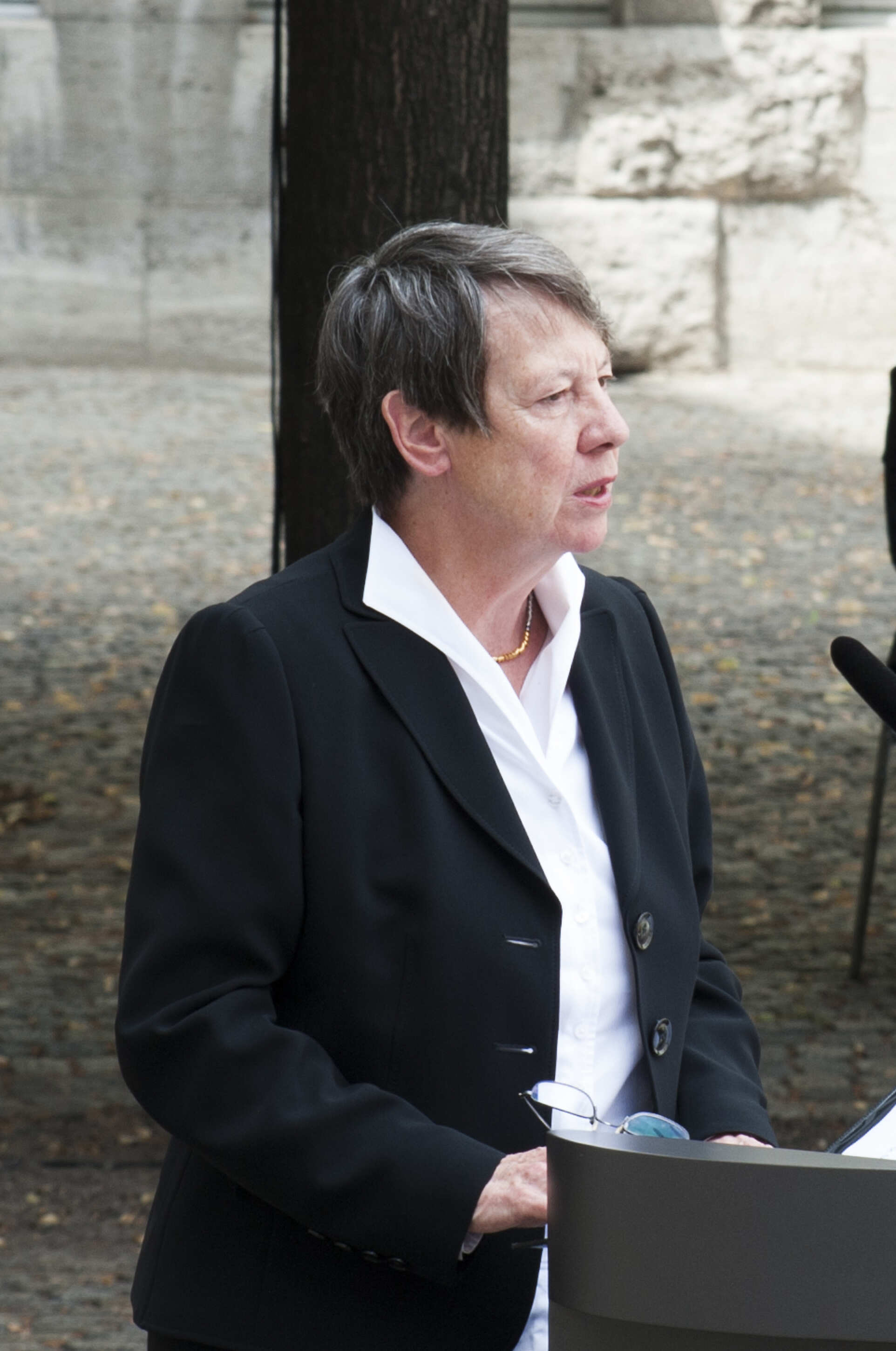 Dr. Barbara Hendricks