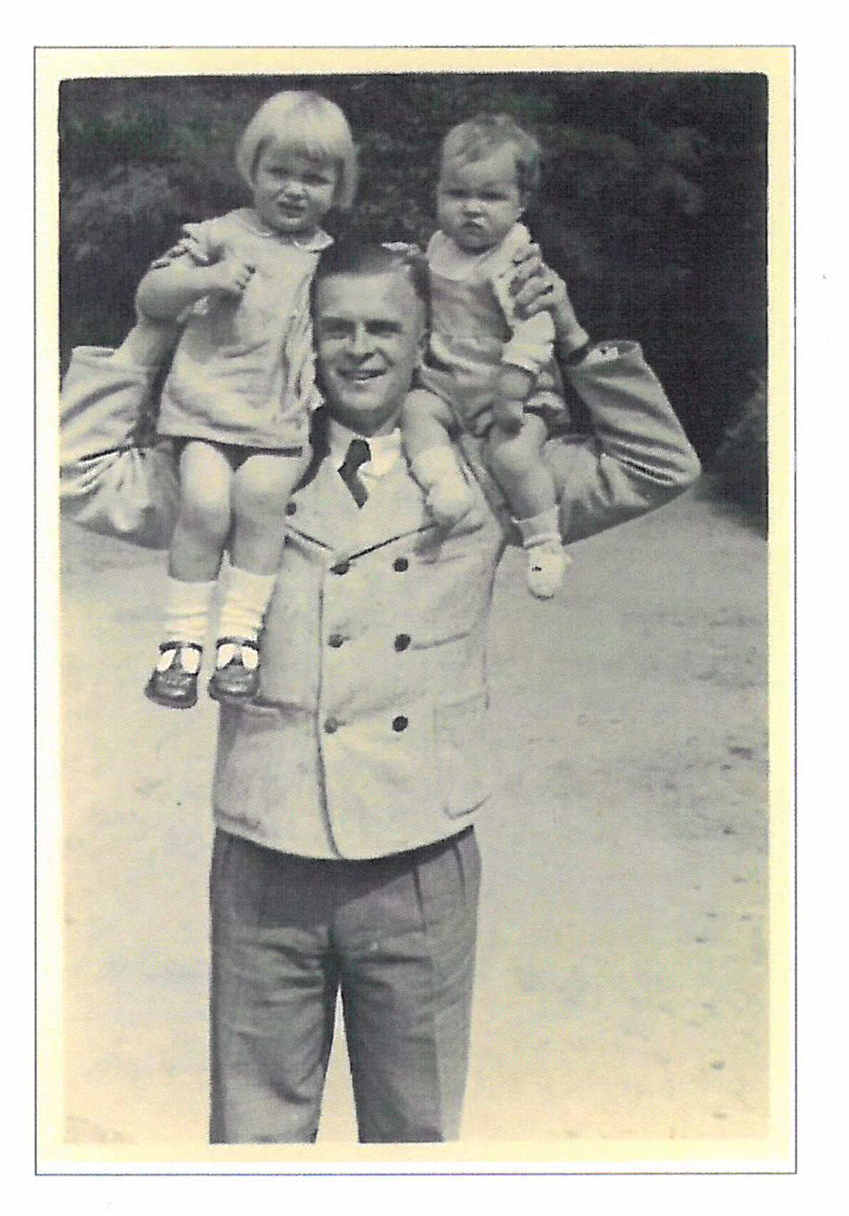Günther Smend mit seinen Kindern Henriette und Rudolf (v.l.)