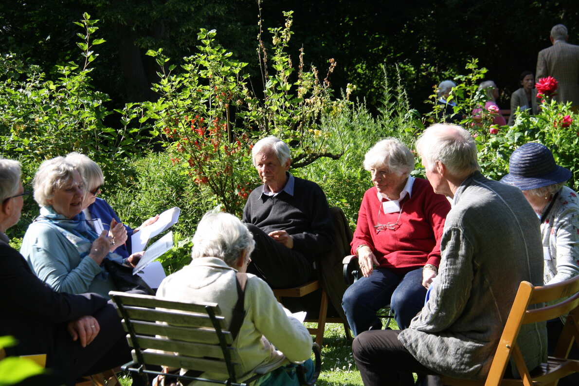 Nachkommen von Widerstandkämpfern im Garten von Kloster Wennigsen